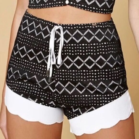 NIGHTWALKER High Waisted Ruffle Trim Lace Shorts Black and White Size Small - Picture 1 of 8